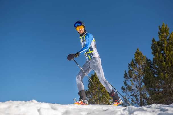 Grau Roig, Andorra: 2021 Led 03: Člověk v horách cvičí horské lyžování v Pyrenejích v Andorře v roce 2021. - Fotografie, Obrázek