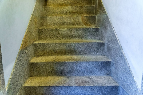 階段だ。抽象的な手順。市内の階段。花崗岩の階段。多くの場合、モニュメントやランドマーク、広い石の階段で見られる石段. - 写真・画像