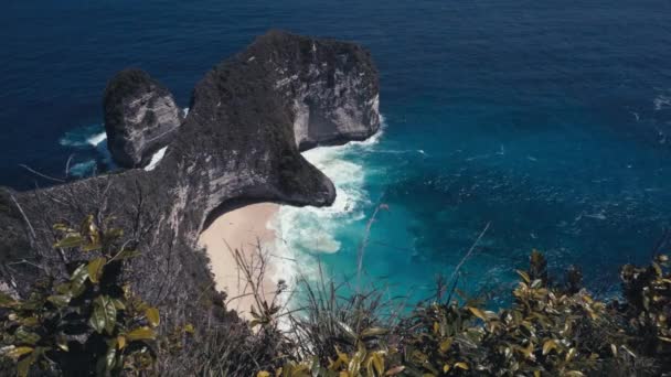 Нуса Пенида, Бали, Индонезия. Manta Bay или Kelingking Beach на острове Нуса-Пенида, является одним из самых известных туристических достопримечательностей, чтобы посетить на Бали. - Кадры, видео
