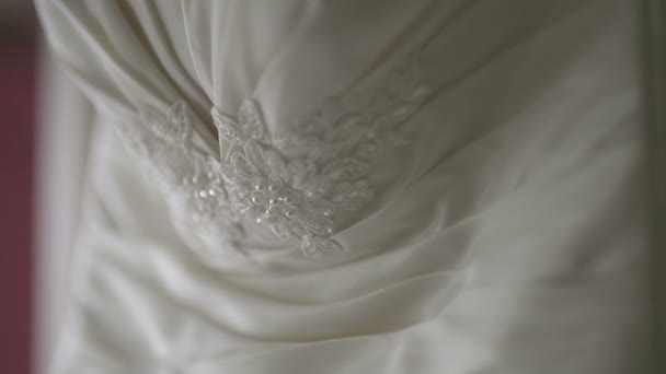 Krásné bílé svatební šaty detail. - Záběry, video