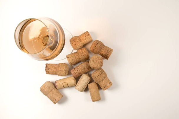 üveg rózsa bor szórt használt parafa fehér alapon felülnézetből - Fotó, kép