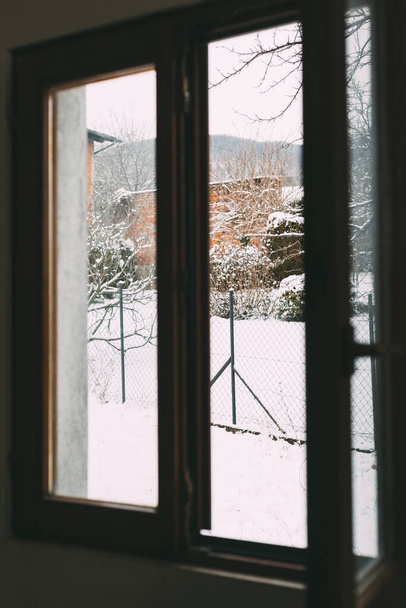 Vista de invierno al aire libre a través de la ventana abierta - Foto, Imagen