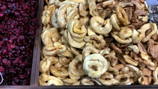 Sušené brusinky, slunečnicová semínka, sušená jablka a sušené banány na pultu v supermarketu. 4K. - Záběry, video