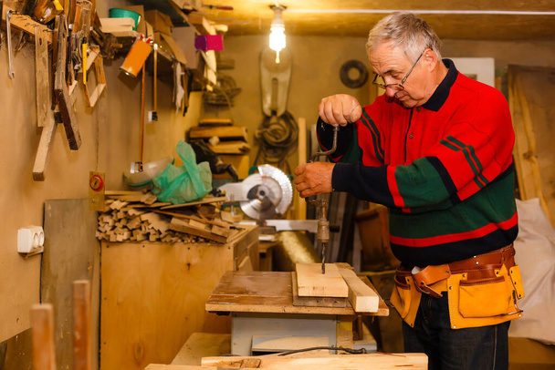 Carpintero haciendo su trabajo en taller de carpintería. - Foto, imagen