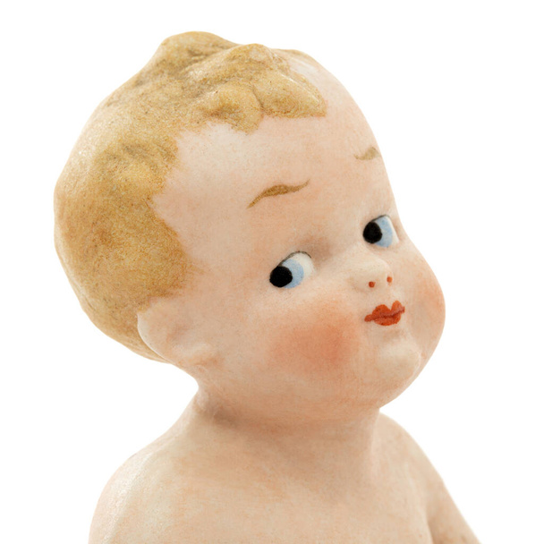 Лицо винтажной куклы из керамики крупным планом, изолированные на белом фоне - Фото, изображение