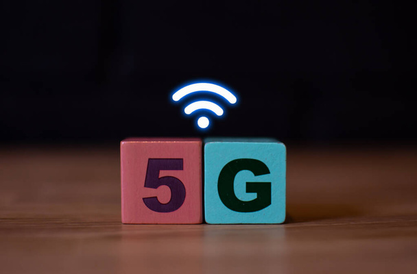 Sieć 5G łączy technologie przyszłości na całym świecie. Różowy i niebieski drewniane larwy czcionek 5G - Zdjęcie, obraz
