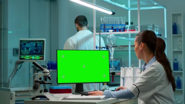 Wissenschaftler sitzt am Schreibtisch und arbeitet an PC-Attrappen - Filmmaterial, Video