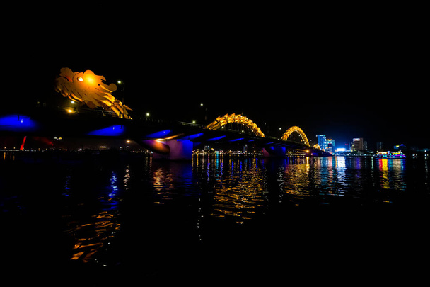 Danang, Vietnam 'daki güzel ünlü Ejderha Köprüsü. Gece fotoğrafı.. - Fotoğraf, Görsel