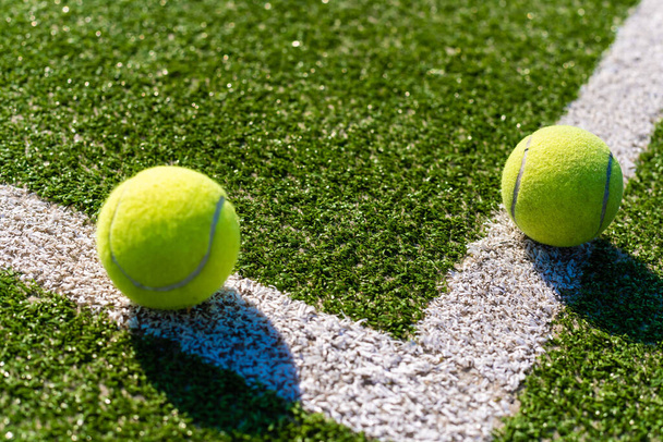 View of empty lawn tennis court with tennis ball - Foto, Bild