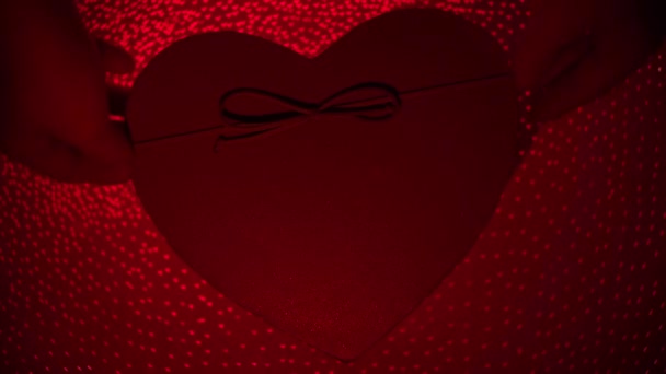 驚きのプレゼントボックスを開いてくださいバレンタインデーの休日。休日の贈り物を得る - 映像、動画