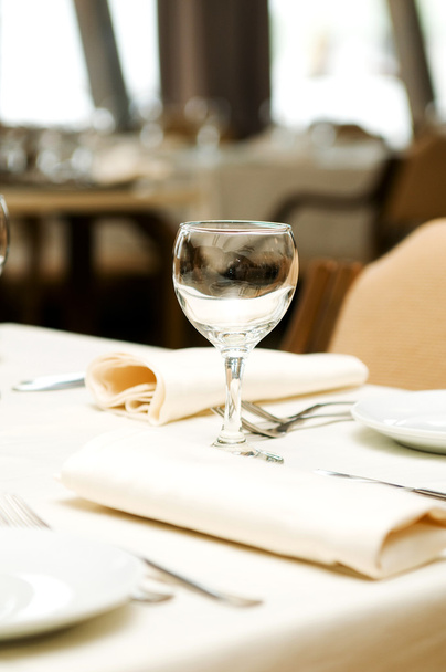 Las copas de vino sobre la mesa - la profundidad superficial del campo - Foto, imagen