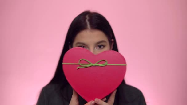 Szent Valentin nap. Vonzó nő tartsa jelen doboz alakú szív. - Felvétel, videó