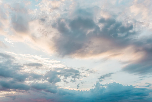 Blue sky with a pastel colored. Soft texture of fluffy clouds. - Foto, imagen