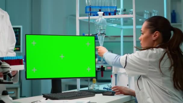 Výzkumník se dívá na displej chromatických klíčů v moderně vybavené laboratoři - Záběry, video