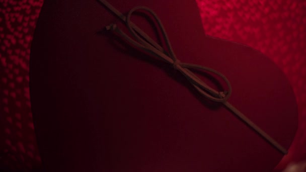 ボケーハートライト暗い背景に存在するボックス。聖バレンタインデーのコンセプト - 映像、動画