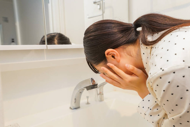 Frau wäscht ihr Gesicht - Foto, Bild