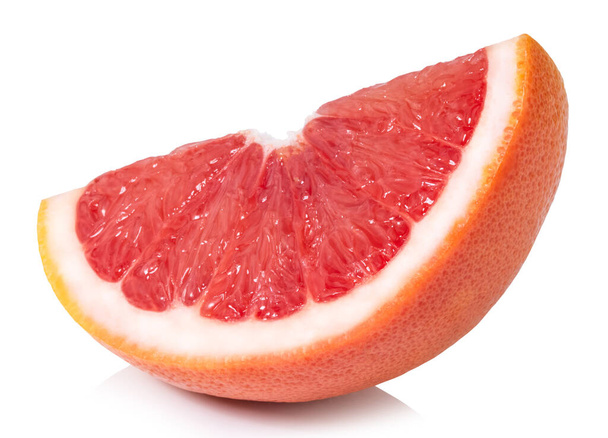 ломтик розового грейпфрута цитрусовые изолированы на белом фоне с обрезкой пути. - Фото, изображение