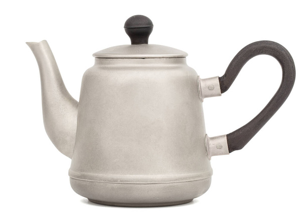 Antike Teekanne aus Metall, antike Teekanne, silberne Teekanne, Metallteekanne, isoliert auf weißem Hintergrund - Foto, Bild