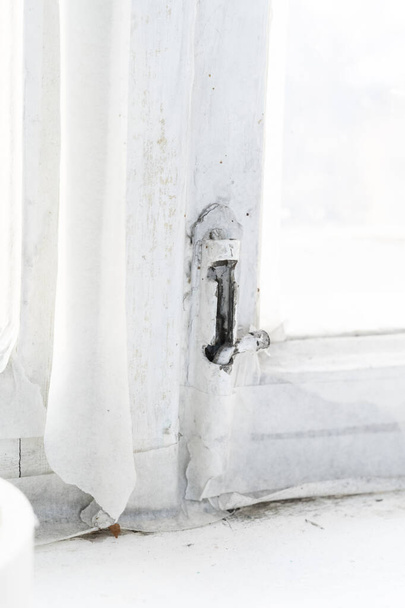 замыкание старой ржавой металлической дверной задвижки. старые коричневые ворота - Фото, изображение