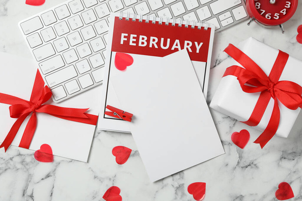 Flat lay composition with blank card on white marble table, space for text. Valentine's Day celebration - Foto, Imagen