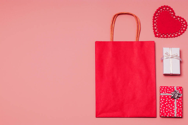 Me encanta el concepto de compras. Venta. Bolsa de papel rojo y regalos sobre fondo rosa. Envoltura de regalo ecológica para el Día de San Valentín, Día de la Mujer, Mamás, Día del Hombre y Cumpleaños. Pisos, Copiar espacio. - Foto, Imagen