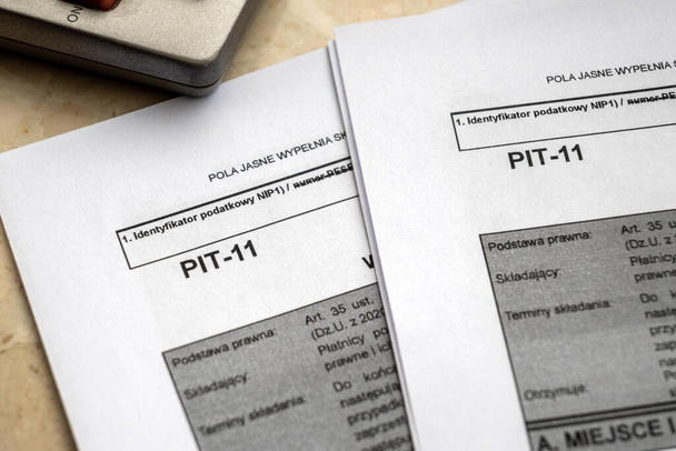 Tuloverolomake PIT-11 yksittäistä veroilmoitusta varten. Verosääntely. Puolankielinen käännös: vuosittaiset tiedot tuloveron ennakkomaksuista - Valokuva, kuva