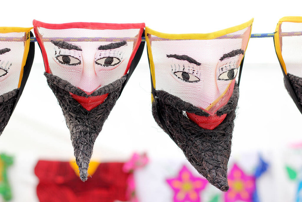 Morelos Meksika 'dan geleneksel el yapımı dansçıların maskeleri ve figürleri. - Fotoğraf, Görsel