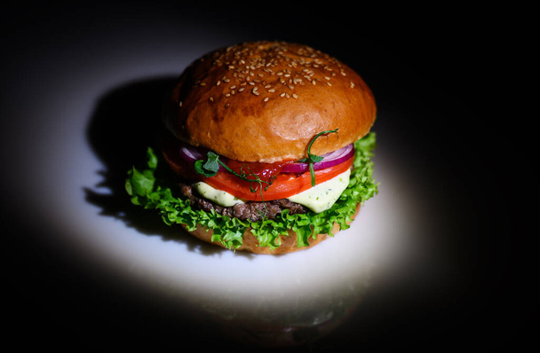 soczysty burger z mięsem wołowym1 - Zdjęcie, obraz