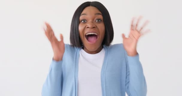 Podekscytowana kobieta krzyczy i świętuje sukces - Materiał filmowy, wideo