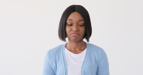 beledigde vrouw over witte achtergrond - Video