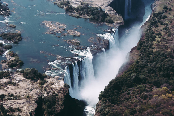 Chutes Victoria Cascade principale sur le fleuve Zambèze au Zimbabwe, Afrique aussi appelé Mosi Oa Tunya, Vue Aérienne - Photo, image