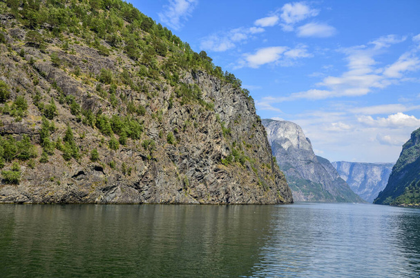 Naeroyfjord, un affluent du Sognefjord géant. Le fjord étroit est connu pour ses versants escarpés, ses chutes d'eau, ses champs de neige, ses fermes pittoresques et ses hameaux. C'est une attraction majeure de la Norwa occidentale - Photo, image