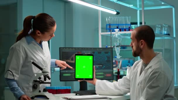 Científicos de investigación médica usando bloc de notas con pantalla verde - Metraje, vídeo