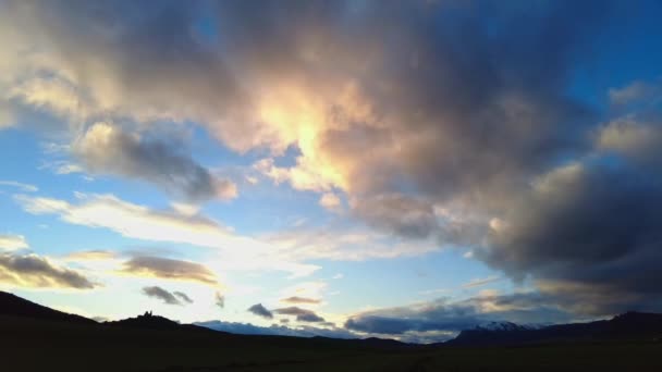 時間経過ビューで日没時の雲と空。スペインのナバラ. - 映像、動画