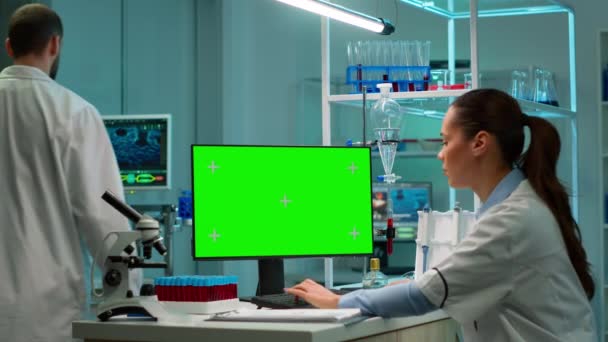 Biokemisti kehittää lääkkeitä työskentelee tietokoneella, jossa on vihreä näyttö - Materiaali, video