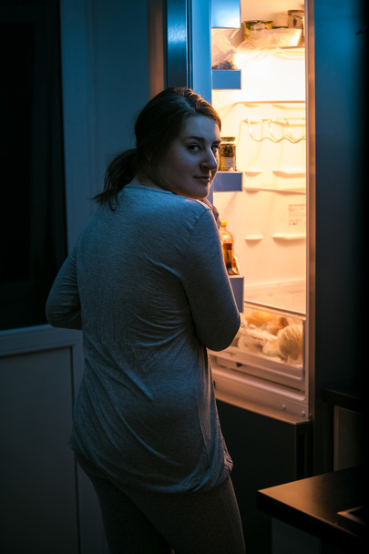 Fotografia kobieta patrząc w lodówce późno w nocy - Zdjęcie, obraz