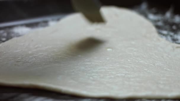 Посыпать оливковым маслом тесто в форме сердца на поднос для выпечки. Подготовка пиццы в форме сердца к Дню Святого Валентина для любимого человека. 4K видео - Кадры, видео