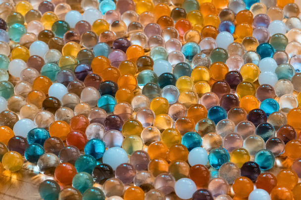 Vidrio multicolor mármoles brillantes y transparentes, patrón decorativo - Foto, Imagen