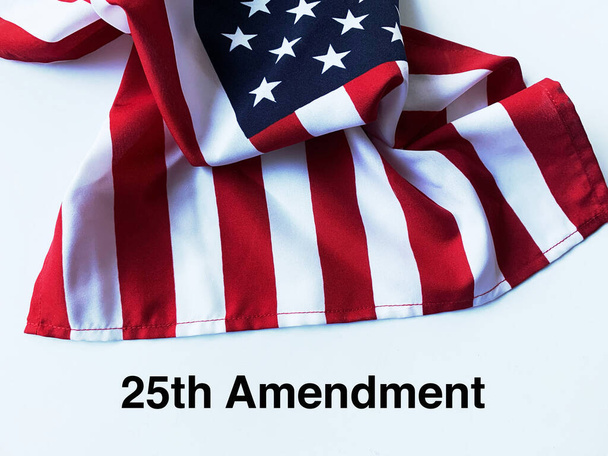 Bandiera americana sgualcita con le parole del 25esimo emendamento - Foto, immagini
