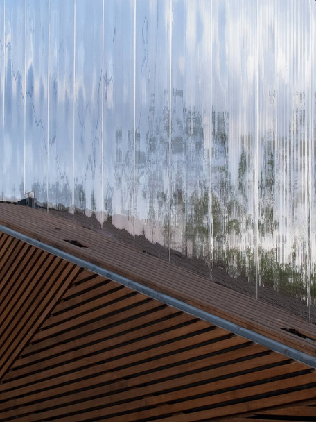 Kontrastmaterial: Holz und Glas auf einem modernen Gebäude - Foto, Bild