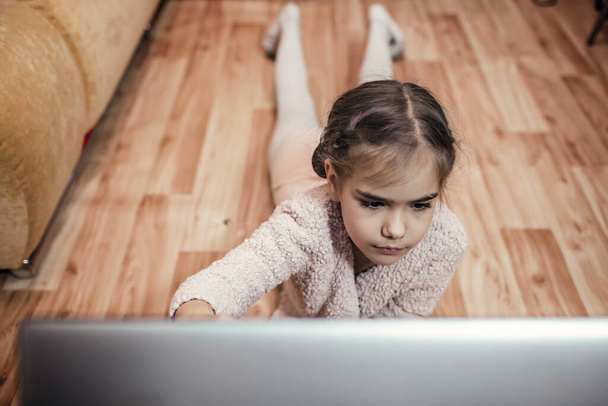 Junge Ballerina im Gespräch mit Tanzkameraden nach Online-Ballettkurs zu Hause, soziale Distanz - Foto, Bild