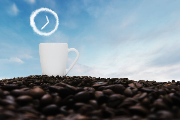 καφέ κύπελλο έννοια σε ένα βουνό από κόκκους καφέ με ρολόι σύννεφο - Φωτογραφία, εικόνα