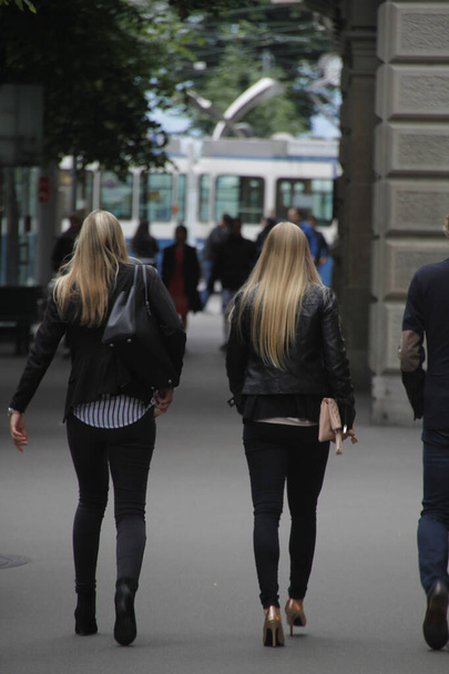 lidé chodící po ulici - Fotografie, Obrázek