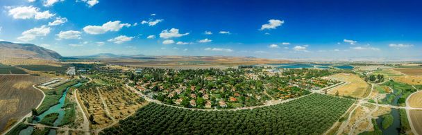 Türkisfarbener Amal-Fluss fließt durch die traditionell landwirtschaftlich geprägte Kollektivgemeinde Kibbuz Nir David in Israel  - Foto, Bild