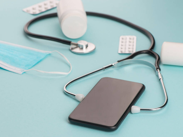 Close-up on a phone with a stethoscope - Foto, afbeelding