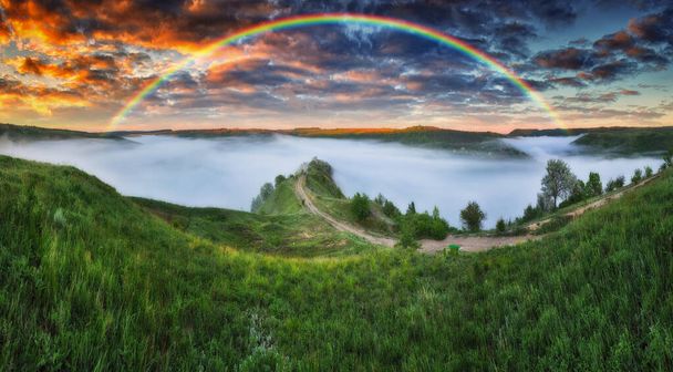 空に虹が浮かぶ美しい風景 - 写真・画像