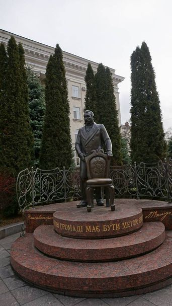 Monumento ao primeiro prefeito da cidade Alexander Nikolaevich Pashutin perto do edifício do Conselho da Cidade da cidade de Kropyvnytskyi (Kirovograd) Ucrânia.  - Foto, Imagem