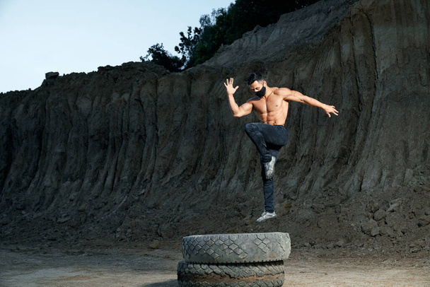 Healthy and active man workout alone at sand quarry - Foto, immagini