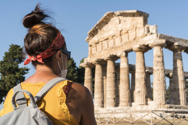 Mulher contemplando um templo no sítio arqueológico greco-romano de Paestum, Itália. - Foto, Imagem
