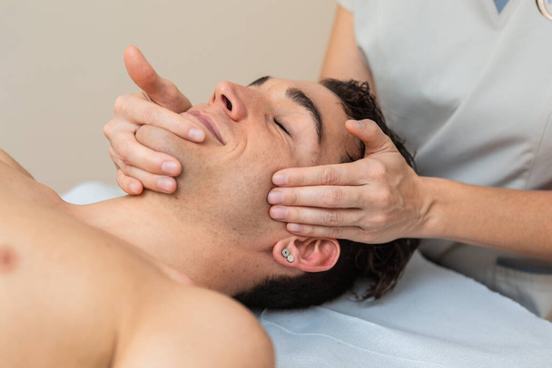 Fizjoterapeutka robi sesję z mężczyzną. instrukcja masażu, ból szyjki macicy - Zdjęcie, obraz
